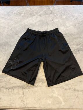 Under Armour loose fit athletic shorts. Pockets. Men’s small. Black.